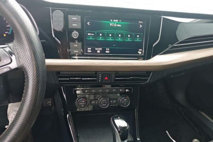Used Volkswagen Passat 2019 330TSI Luxury Edition China VI Standard Audio And AC Panel