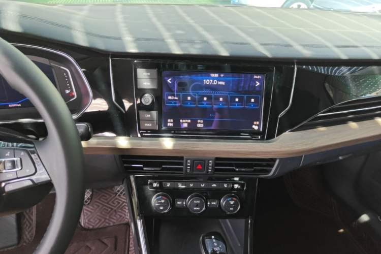 Used Volkswagen Passat 2019 330TSI Luxury Edition China VI Standard Audio And AC Panel