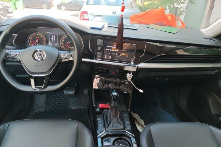 Used Volkswagen Passat 2019 330TSI Elite Edition China VI Center Console