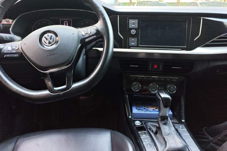 Used Volkswagen Passat 2019 330TSI Elite Edition China VI Center Console