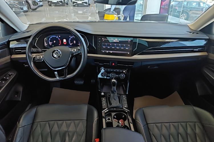 Used Volkswagen Passat 2019 330TSI Prestige Edition China VI Standard Center Console