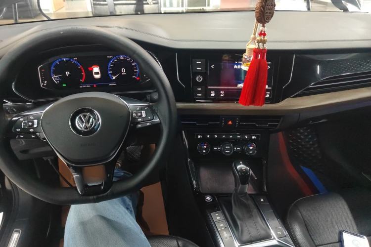 Used Volkswagen Passat 2019 330TSI Luxury Edition China VI Standard Center Console