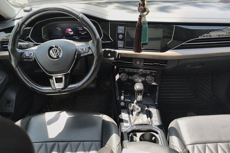 Used Volkswagen Passat 2019 330TSI Luxury Edition China VI Standard Center Console