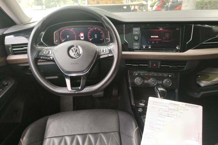 Used Volkswagen Passat 2019 330TSI Luxury Edition China VI Standard Center Console