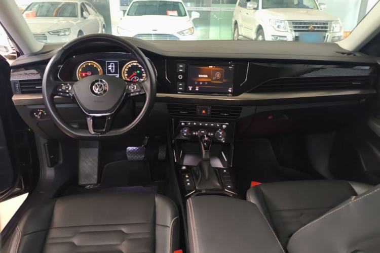 Used Volkswagen Passat 2019 330TSI Elite Edition China VI Center Console