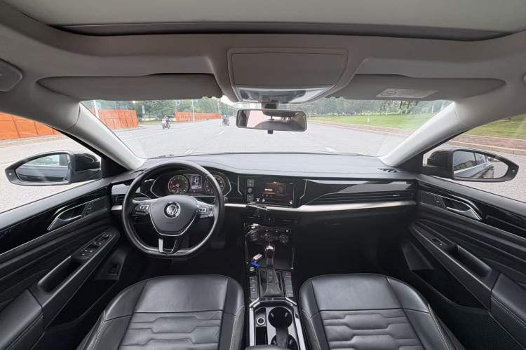 Used Volkswagen Passat 2019 330TSI Elite Edition China VI Center Console