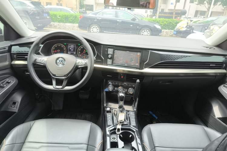 Used Volkswagen Passat 2019 330TSI Elite Edition China VI Center Console