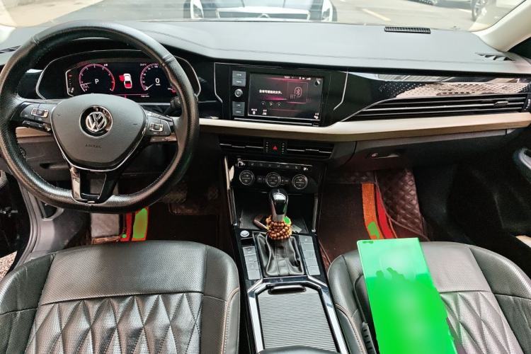 Used Volkswagen Passat 2019 330TSI Luxury Edition China VI Standard Center Console