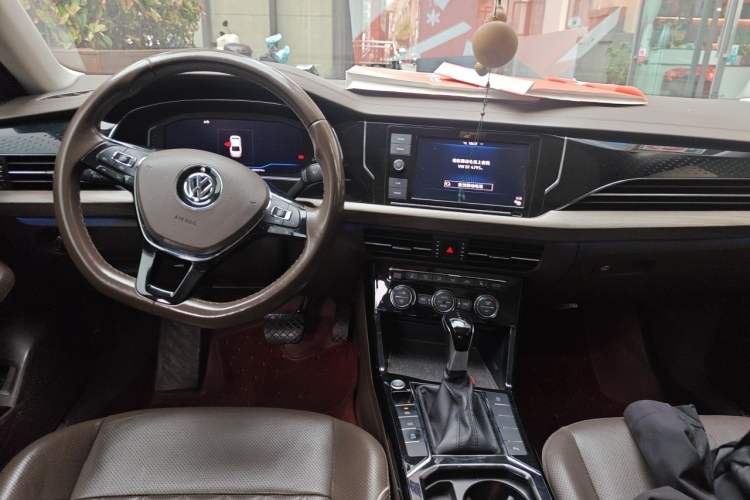 Used Volkswagen Passat 2019 330TSI Luxury Edition China VI Standard Center Console