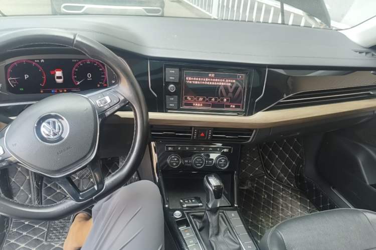 Used Volkswagen Passat 2019 330TSI Luxury Edition China VI Standard Center Console