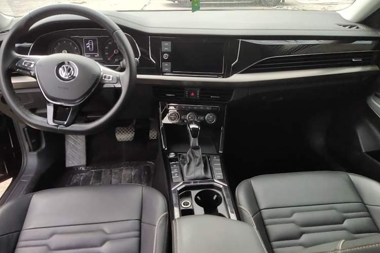 Used Volkswagen Passat 2019 330TSI Elite Edition China VI Center Console