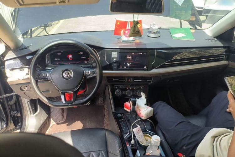 Used Volkswagen Passat 2019 330TSI Luxury Edition China VI Standard Center Console