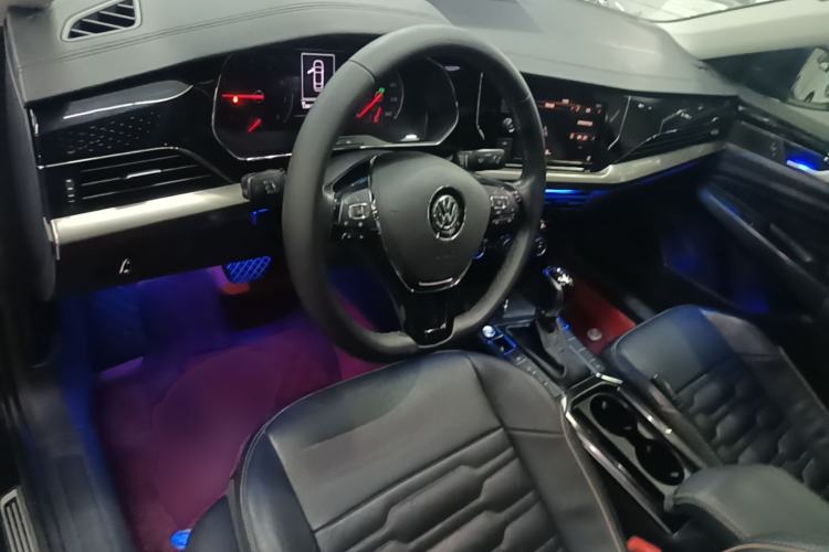 Used Volkswagen Passat 2019 330TSI Elite Edition China VI Center Console