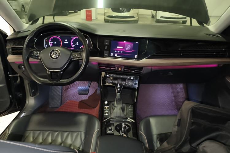 Used Volkswagen Passat 2019 330TSI Luxury Edition China VI Standard Center Console