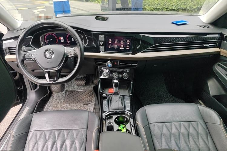 Used Volkswagen Passat 2019 330TSI Luxury Edition China VI Standard Center Console