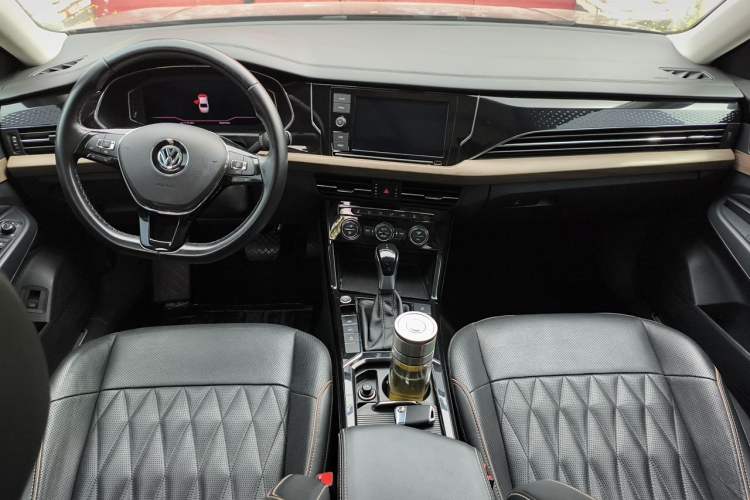 Used Volkswagen Passat 2019 330TSI Luxury Edition China VI Standard Center Console