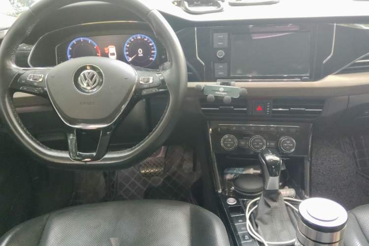 Used Volkswagen Passat 2019 330TSI Luxury Edition China VI Standard Center Console