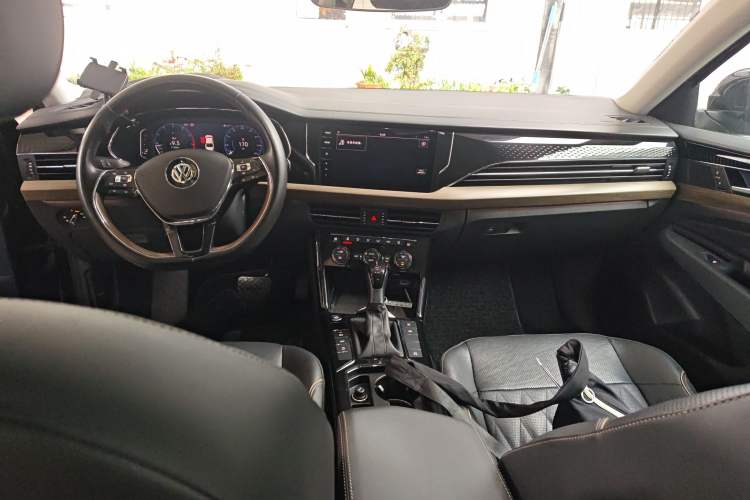 Used Volkswagen Passat 2019 330TSI Prestige Edition China VI Standard Center Console