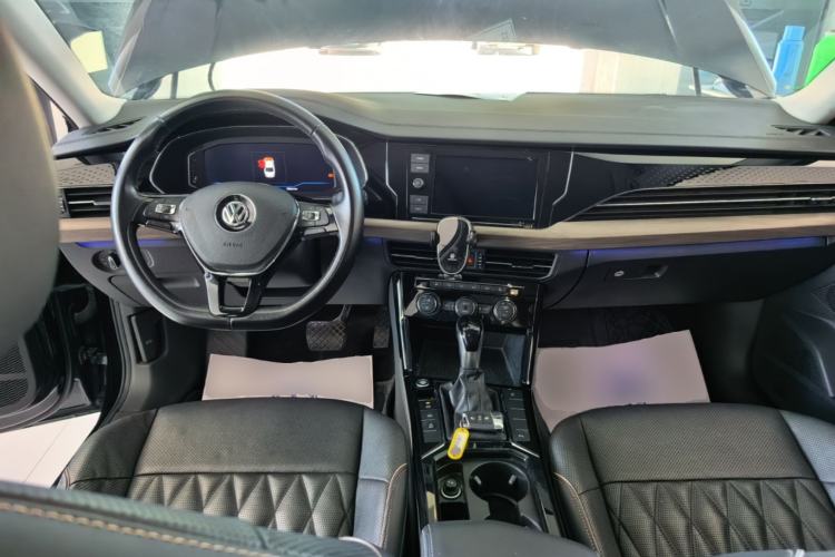 Used Volkswagen Passat 2019 330TSI Luxury Edition China VI Standard Center Console