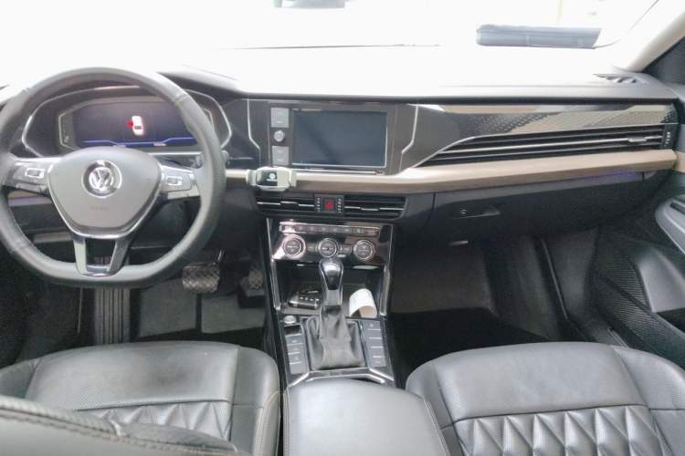 Used Volkswagen Passat 2019 330TSI Luxury Edition China VI Standard Center Console