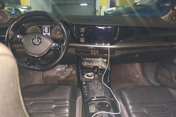 Used Volkswagen Passat 2019 330TSI Elite Edition China VI Center Console