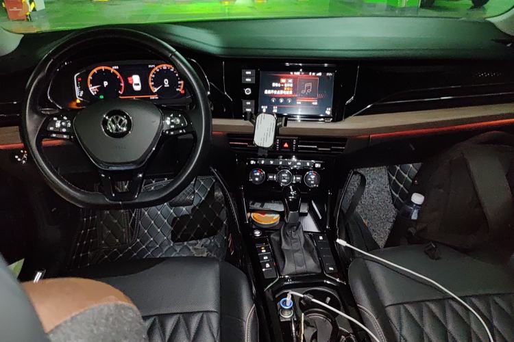 Used Volkswagen Passat 2019 330TSI Luxury Edition China VI Standard Center Console