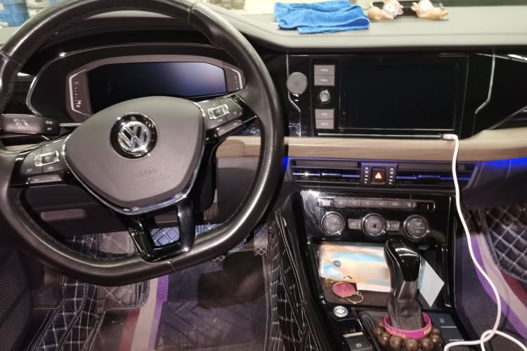 Used Volkswagen Passat 2019 330TSI Luxury Edition China VI Standard Center Console