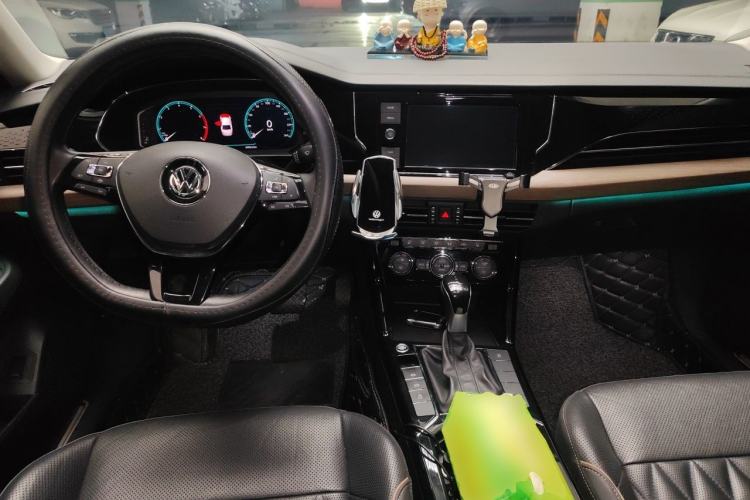 Used Volkswagen Passat 2019 330TSI Luxury Edition China VI Standard Center Console