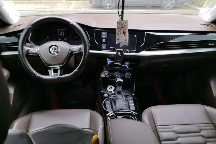 Used Volkswagen Passat 2019 330TSI Elite Edition China VI Center Console