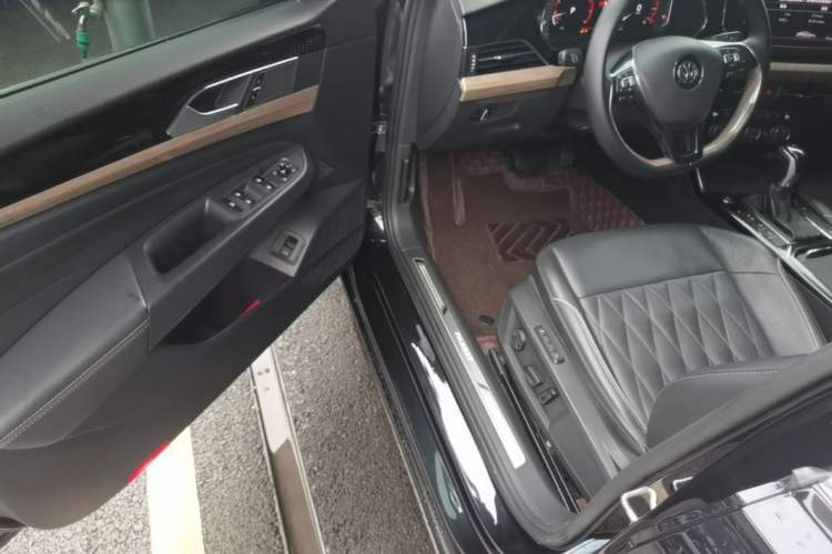 Used Volkswagen Passat 2019 330TSI Prestige Edition China VI Standard Driver Seat