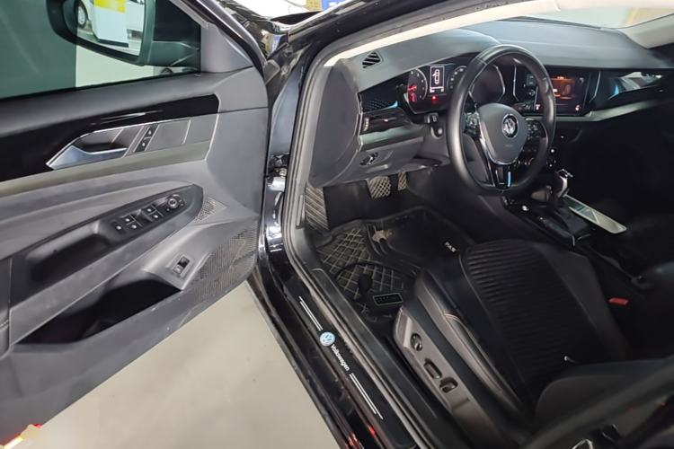 Used Volkswagen Passat 2019 280TSI Elite Edition China VI Standard Driver Seat