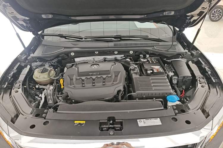 Used Volkswagen Passat 2019 330TSI Luxury Edition China VI Standard Engine Bay