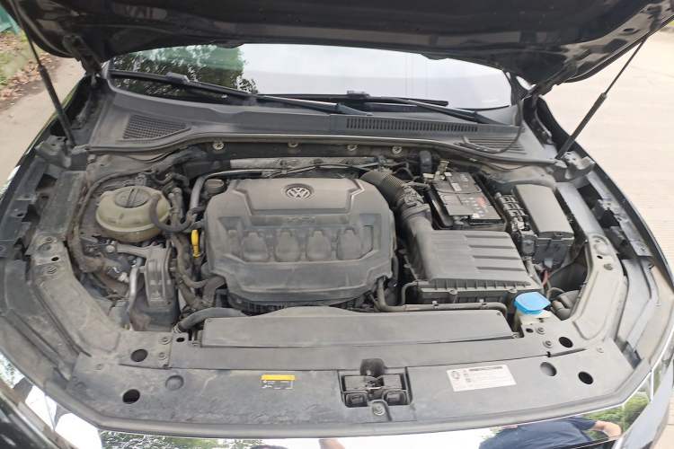 Used Volkswagen Passat 2019 330TSI Luxury Edition China VI Standard Engine Bay