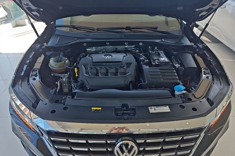 Used Volkswagen Passat 2019 330TSI Prestige Edition China VI Standard Engine Bay