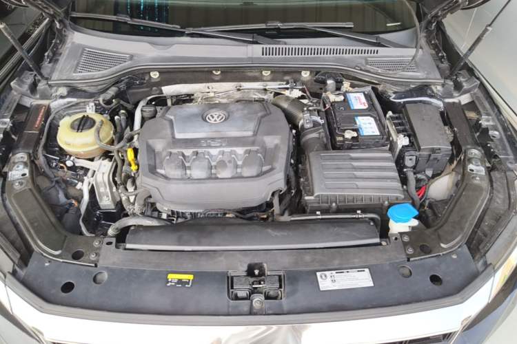 Used Volkswagen Passat 2019 330TSI Luxury Edition China VI Standard Engine Bay