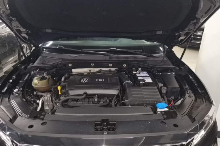 Used Volkswagen Passat 2019 380TSI Luxury Edition China VI Standard Engine Bay