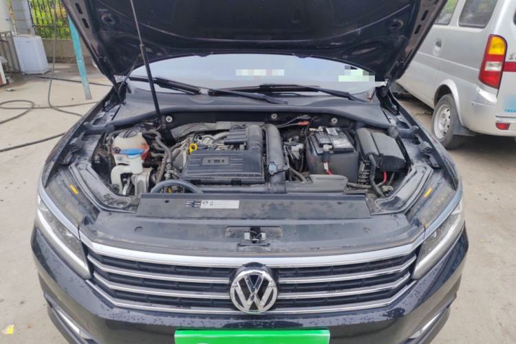 Used Volkswagen Passat  Engine Bay
