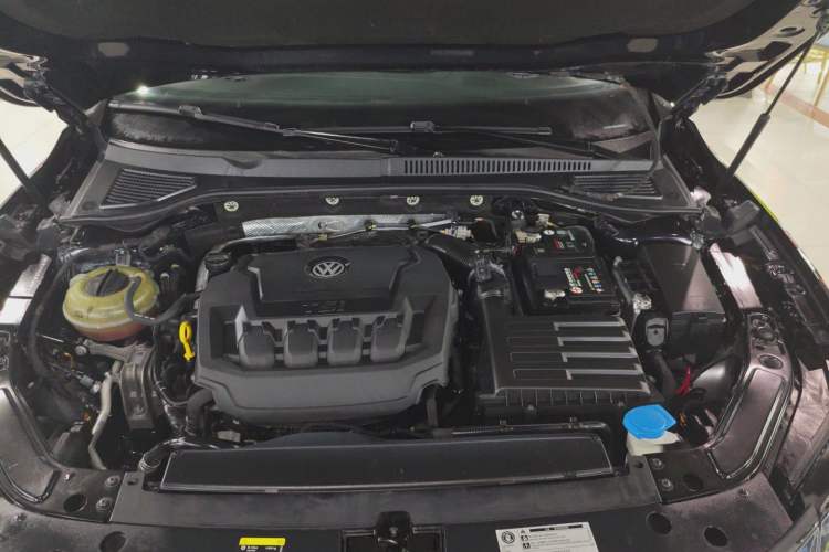 Used Volkswagen Passat 2019 330TSI Luxury Edition China VI Standard Engine Bay