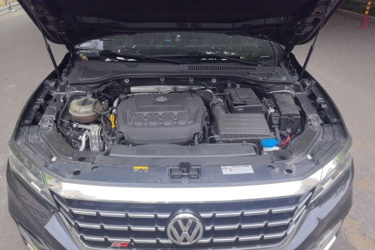 Used Volkswagen Passat 2019 330TSI Elite Edition China VI Engine Bay