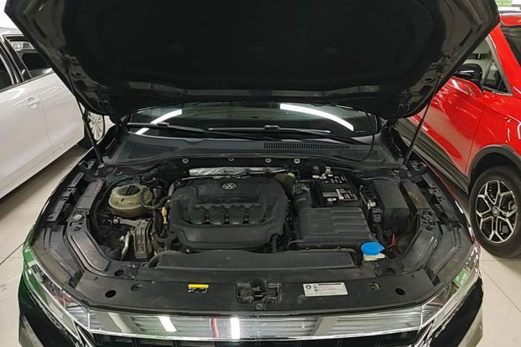 Used Volkswagen Passat 2019 330TSI Prestige Edition China VI Standard Engine Bay