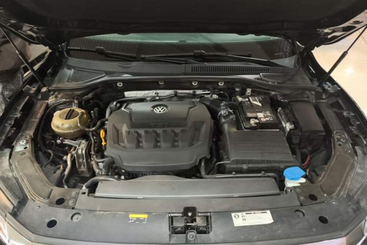 Used Volkswagen Passat 2019 330TSI Luxury Edition China VI Standard Engine Bay