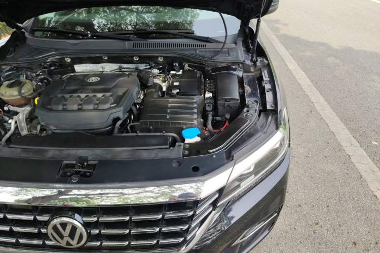 Used Volkswagen Passat 2019 330TSI Luxury Edition China VI Standard Engine Bay Left
