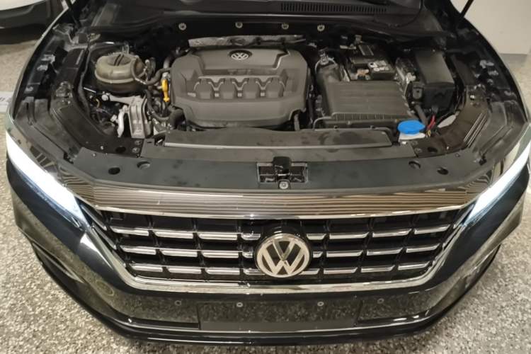 Used Volkswagen Passat 2019 330TSI Luxury Edition China VI Standard Engine Bay