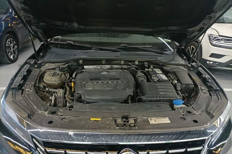 Used Volkswagen Passat 2019 330TSI Luxury Edition China VI Standard Engine Bay