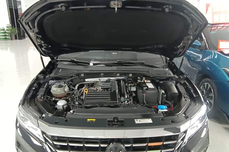 Used Volkswagen Passat 2019 280TSI Elite Edition China VI Standard Engine Bay