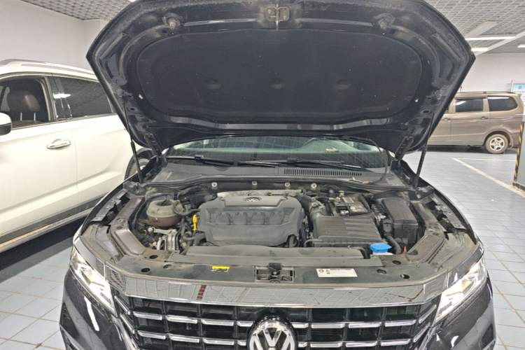 Used Volkswagen Passat 2019 330TSI Luxury Edition China VI Standard Engine Bay