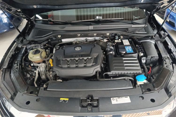 Used Volkswagen Passat 2019 330TSI Luxury Edition China VI Standard Engine Bay