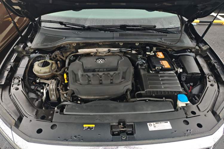Used Volkswagen Passat 2019 330TSI Luxury Edition China VI Standard Engine Bay