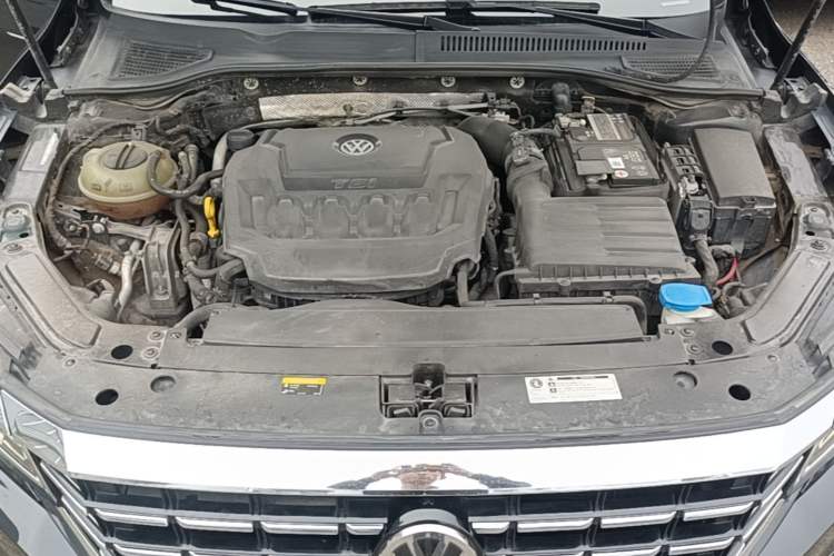 Used Volkswagen Passat 2019 330TSI Luxury Edition China VI Standard Engine Bay