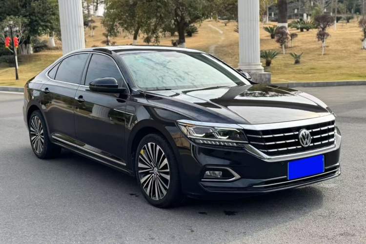 Used Volkswagen Passat 2019 330TSI Elite Edition China VI Front Right 45 Deg